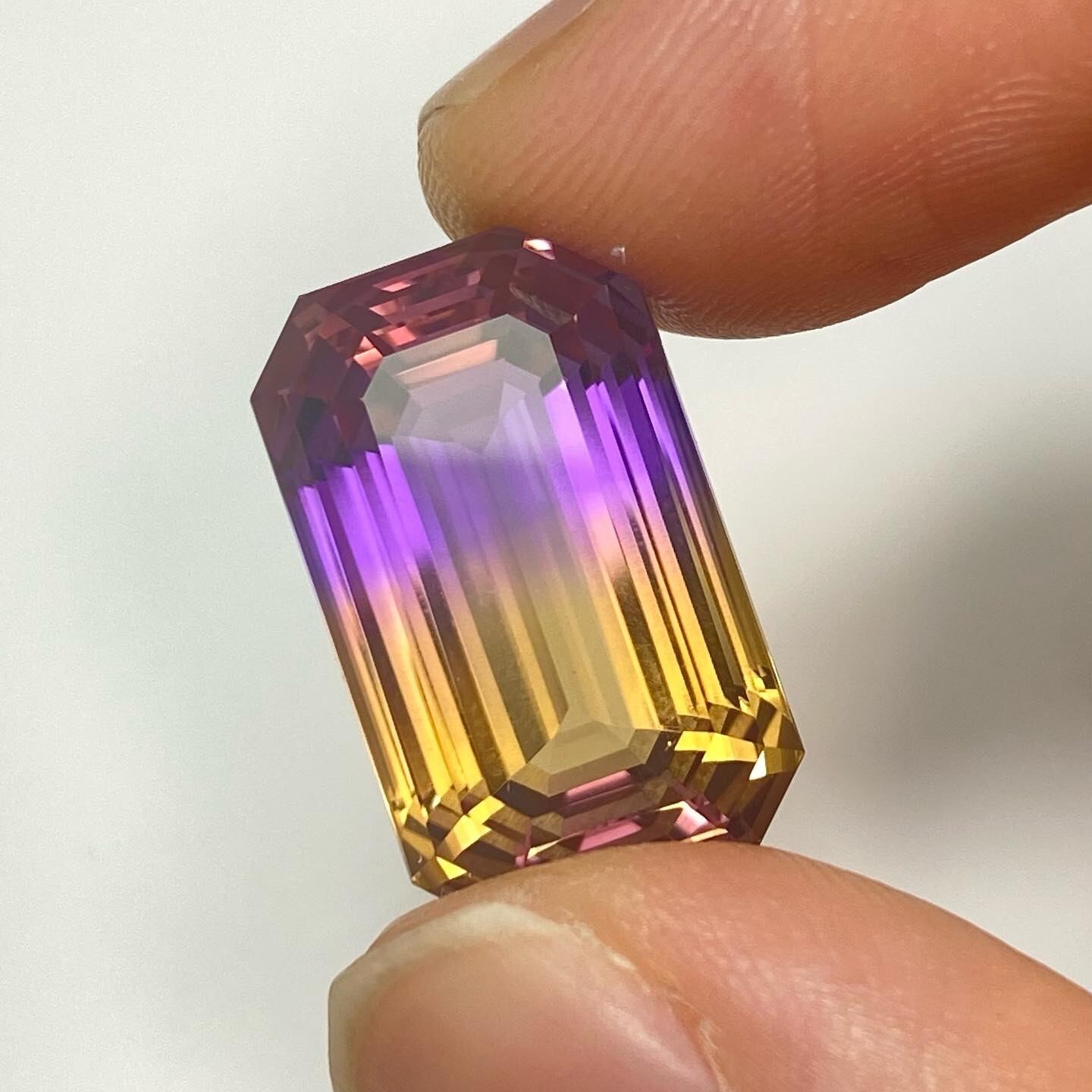 地球と人による美しいアート アメトリン