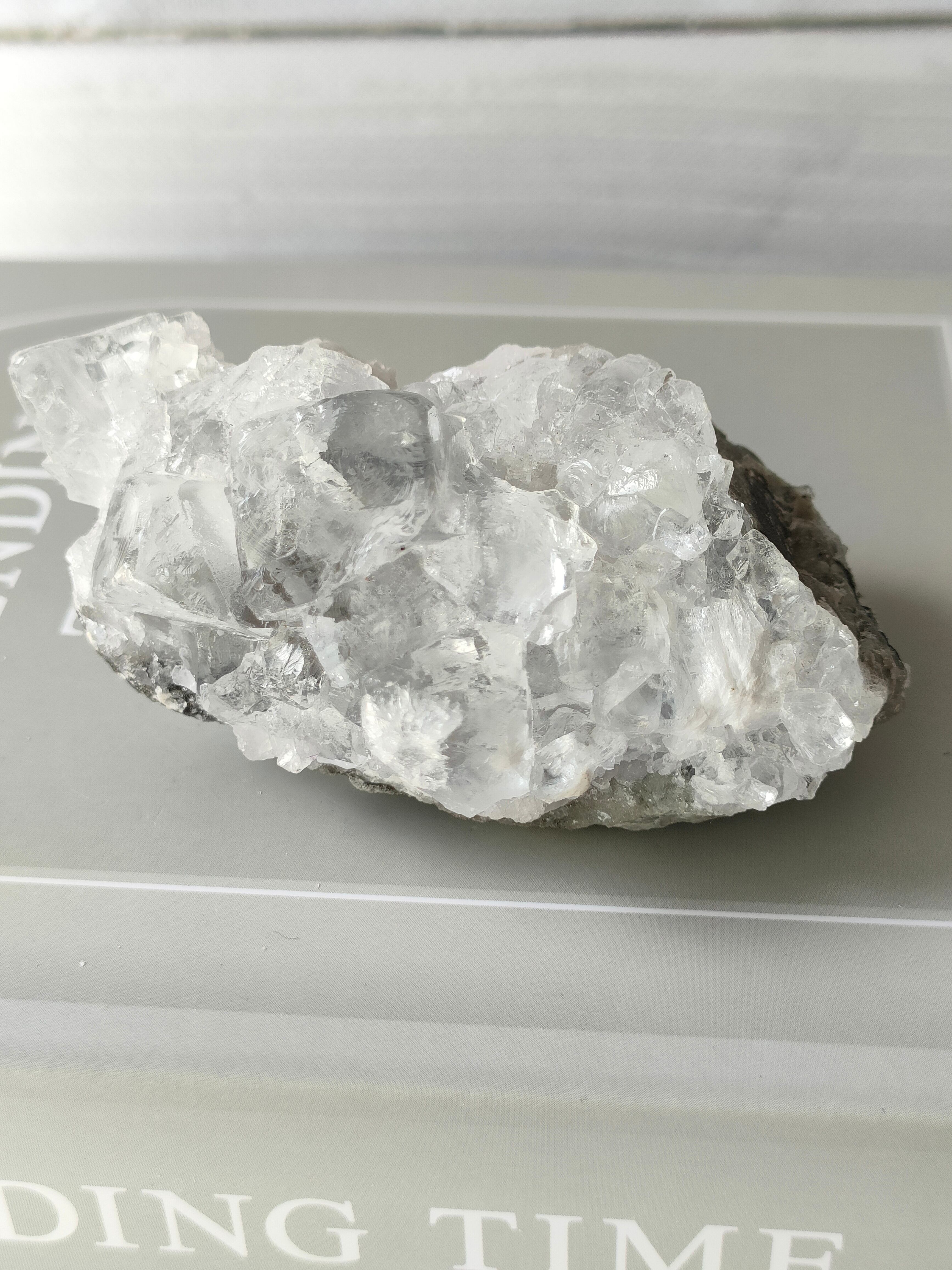 透明!クリアフローライト母岩つき