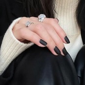 Fuyunohi ネイル チップ ショート 付け爪 黒 ブラック ネイルチップ 簡単 シンプル ネイル用品 24枚入り 両面テープ付き 長持ち DIY用 貼るだけ 簡単 ファクション 女性 プレゼント デート