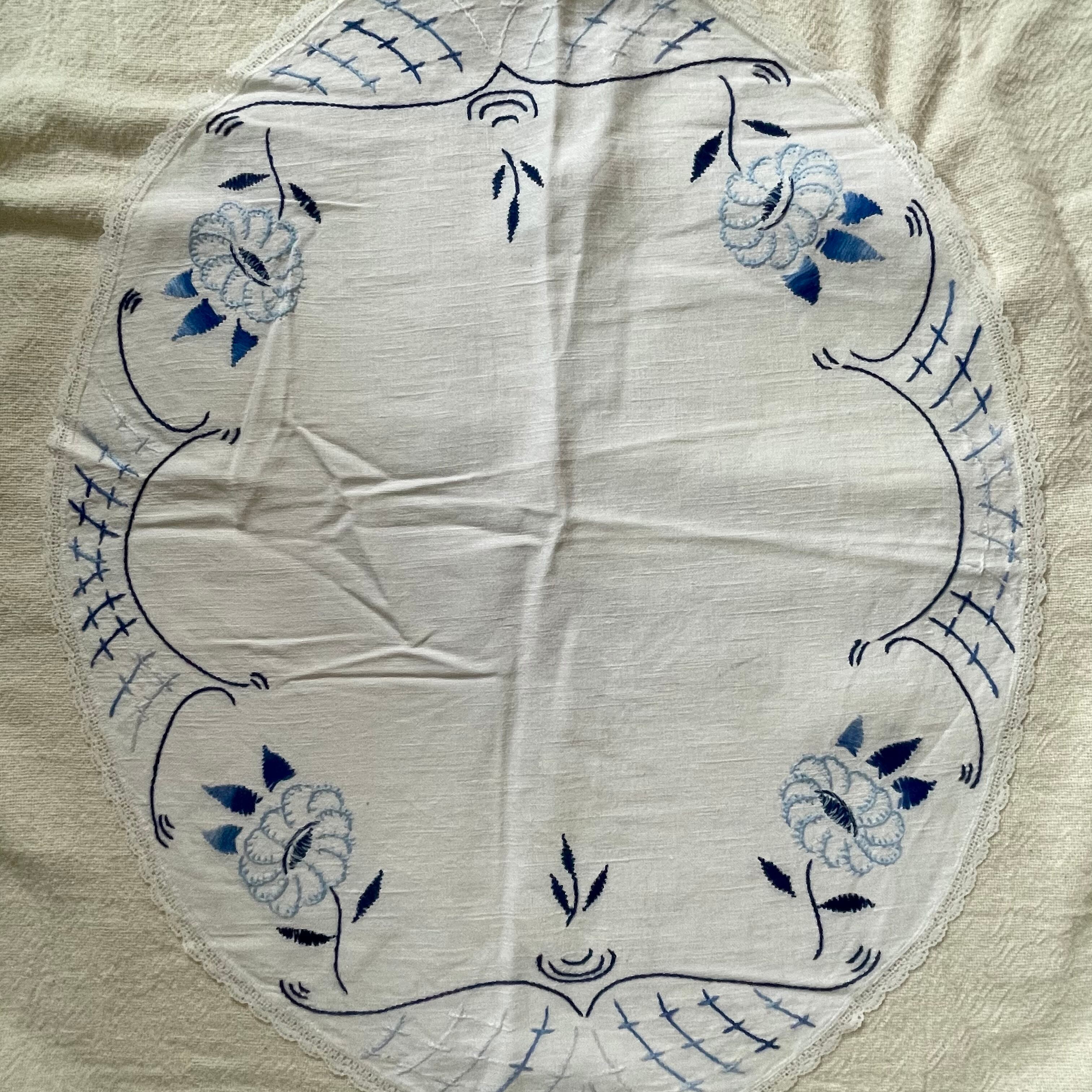 青い花刺繍の布