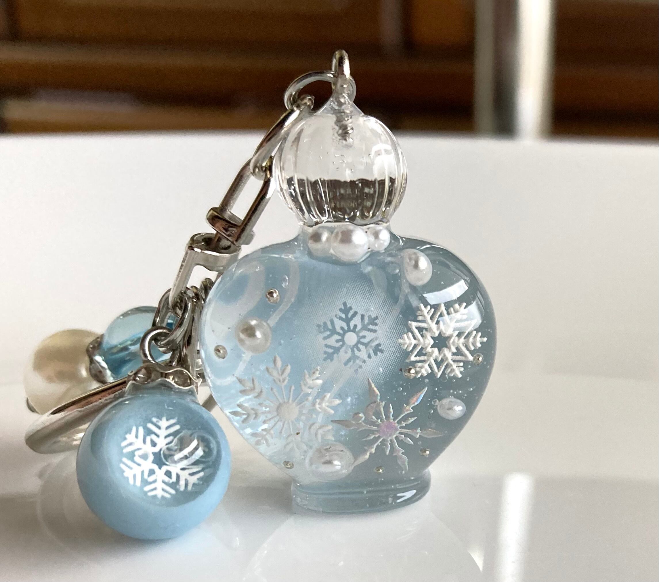 雪の小瓶バッグチャーム | みえのレジン