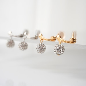 日本製金具 痛くないイヤリング クリスタル パヴェ ラインストーン 揺れる 小さめ 大人 ゴールド シルバー -Twinkle Dots-