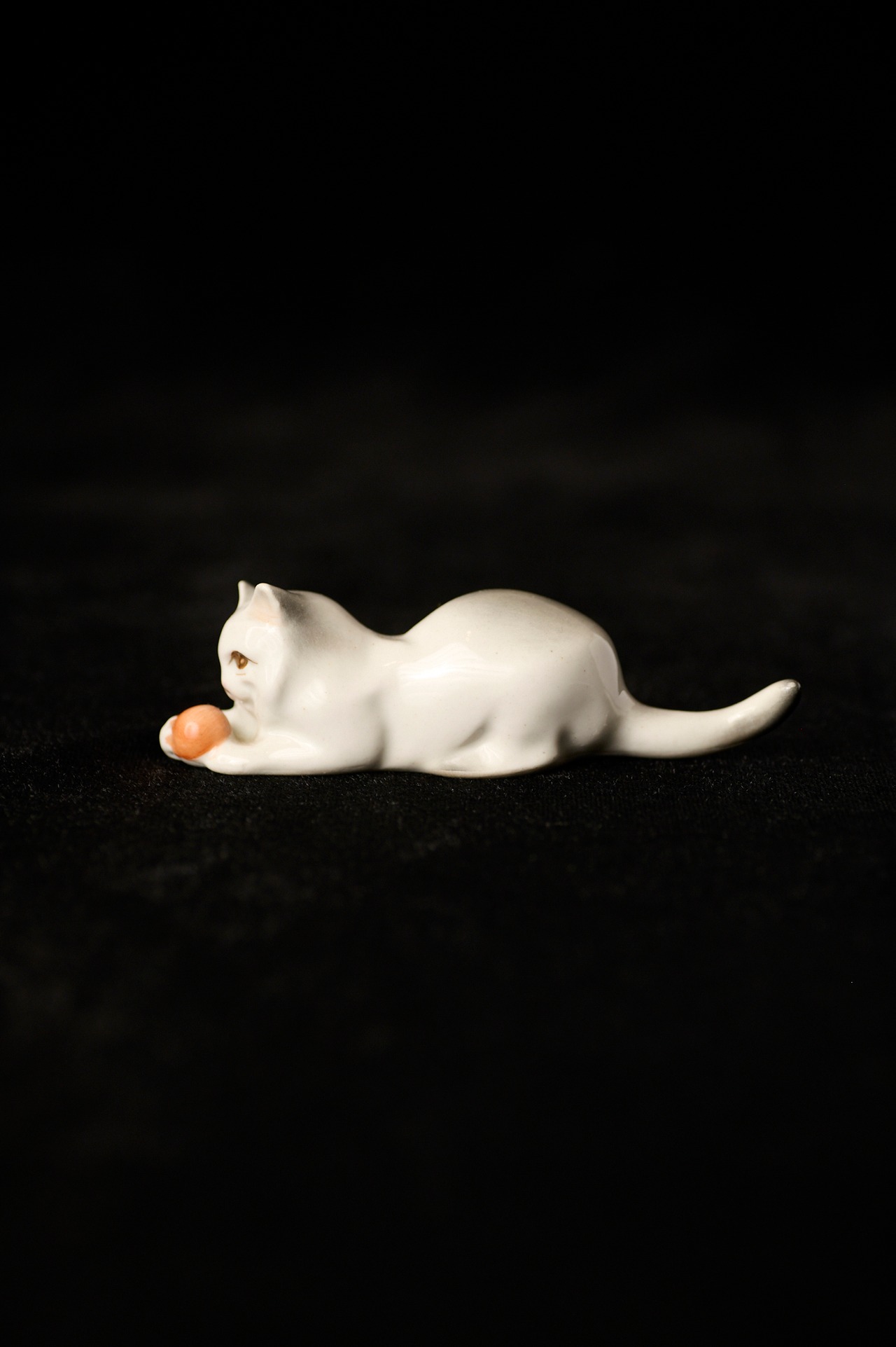 Playing with a ball / 猫の置物