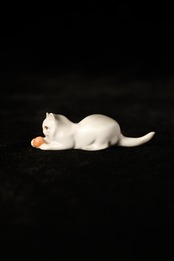 Playing with a ball / 猫の置物
