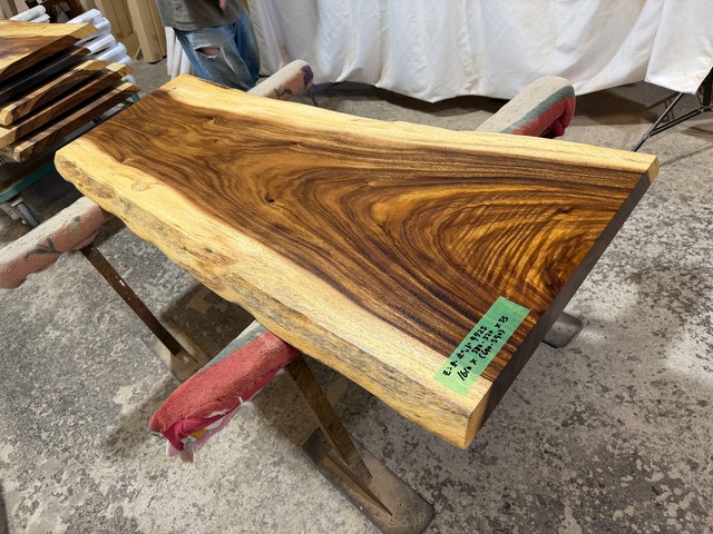 モンキーポッド9725　一枚板無垢 乾燥材　1610ｘ580-520ｘ55mm カウンター　センターテーブル　ダイニングテーブル