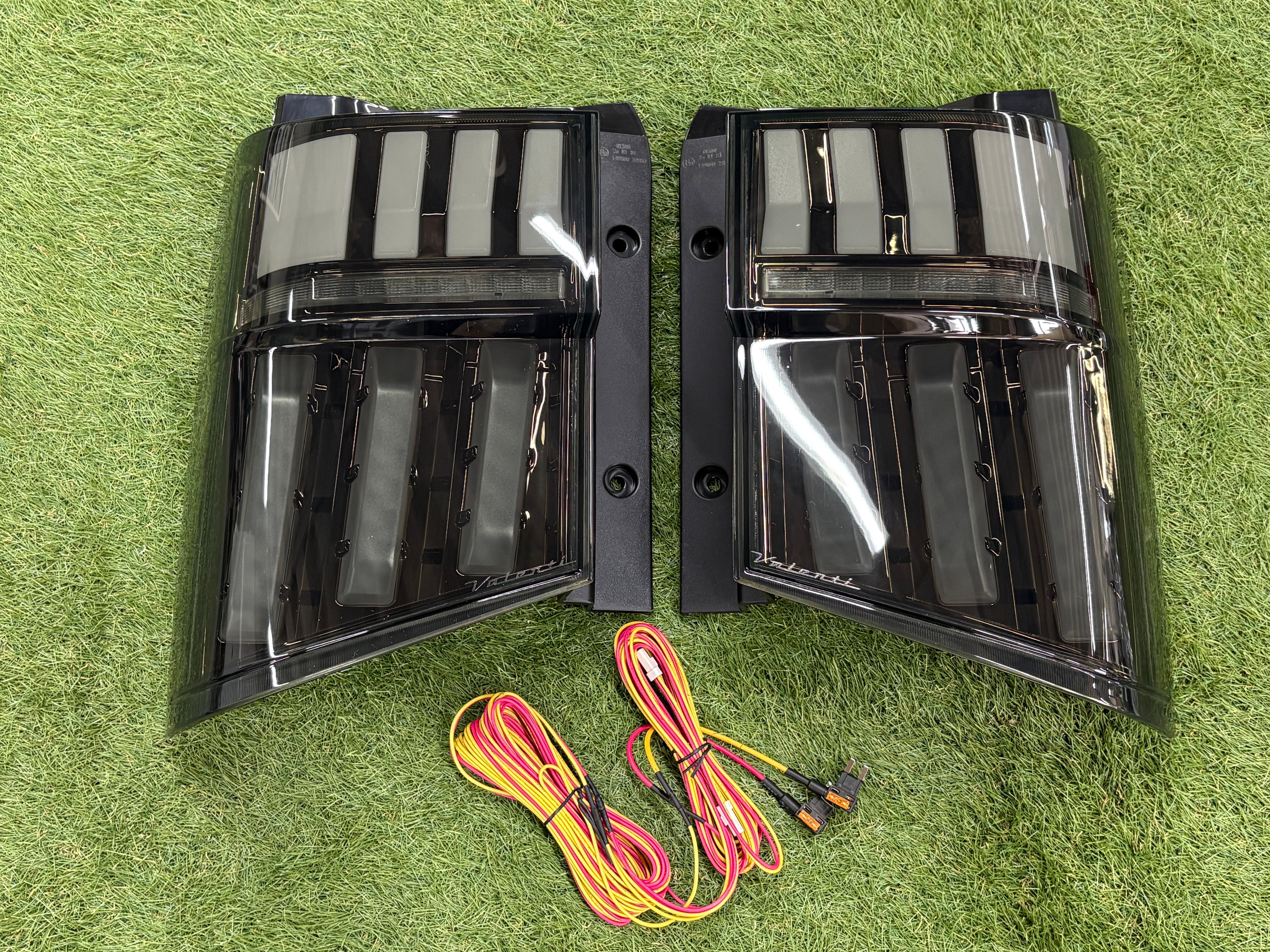 新型デリカD:5用 ジュエルLEDテールランプ ULTRA ライトスモーク