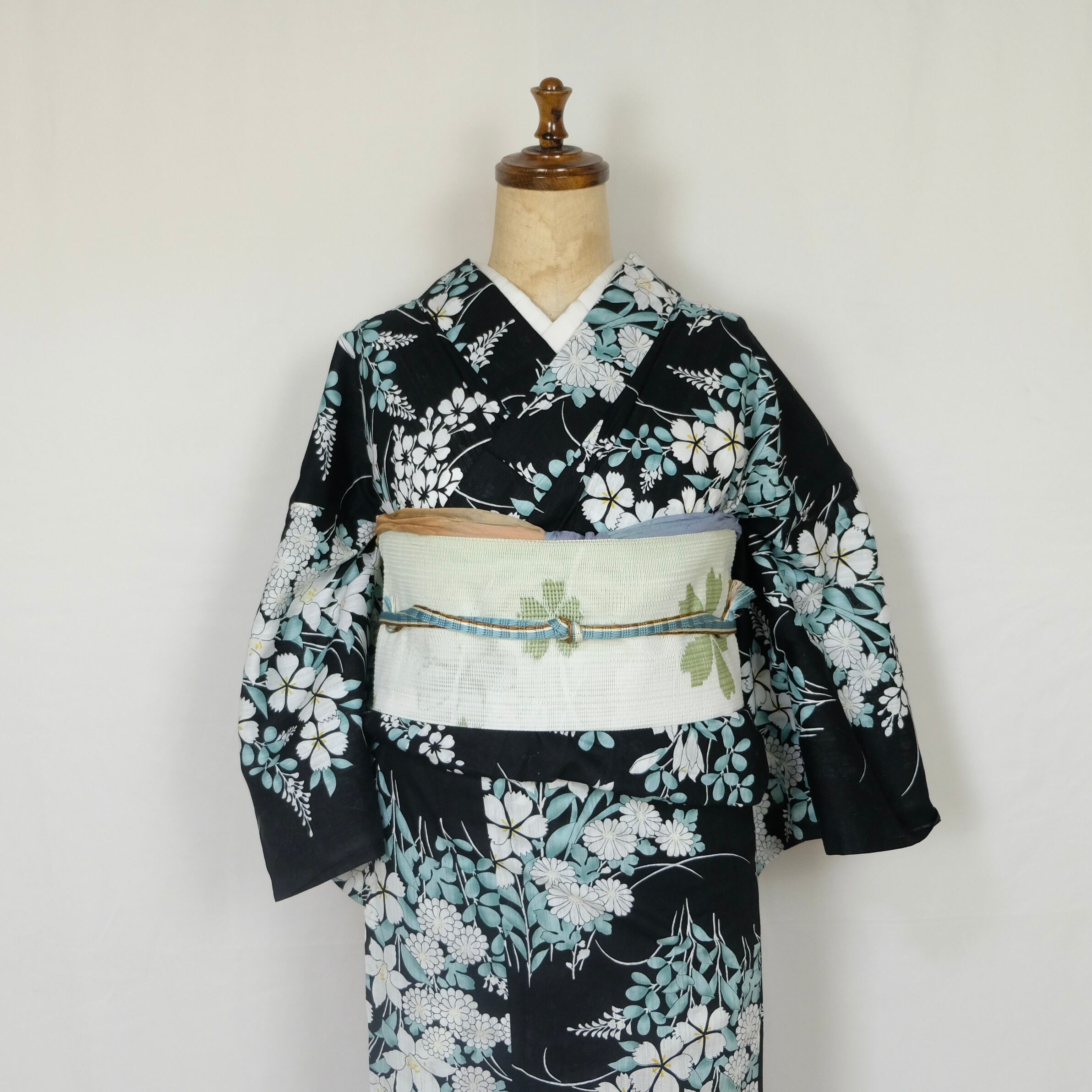 白抜きの花が映える｜黒地×綿麻の上質シック浴衣（菊・百合・桔梗