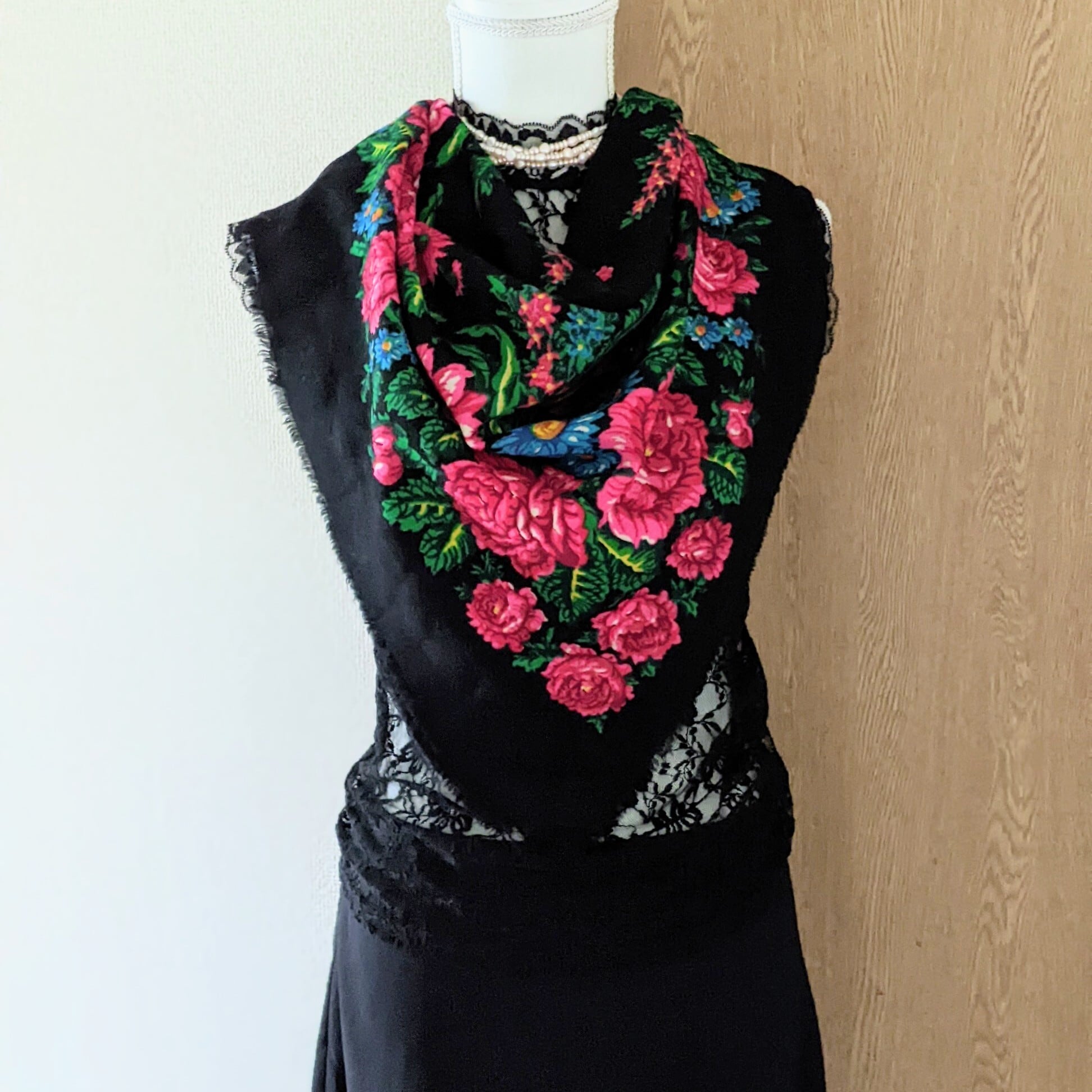 黒地に赤バラが映える大判ショール 防寒ストール✨フラメンコ　マントンにも vintage】プラトーク 黒×赤い薔薇 ウール大判スカーフ 94×94 ストール