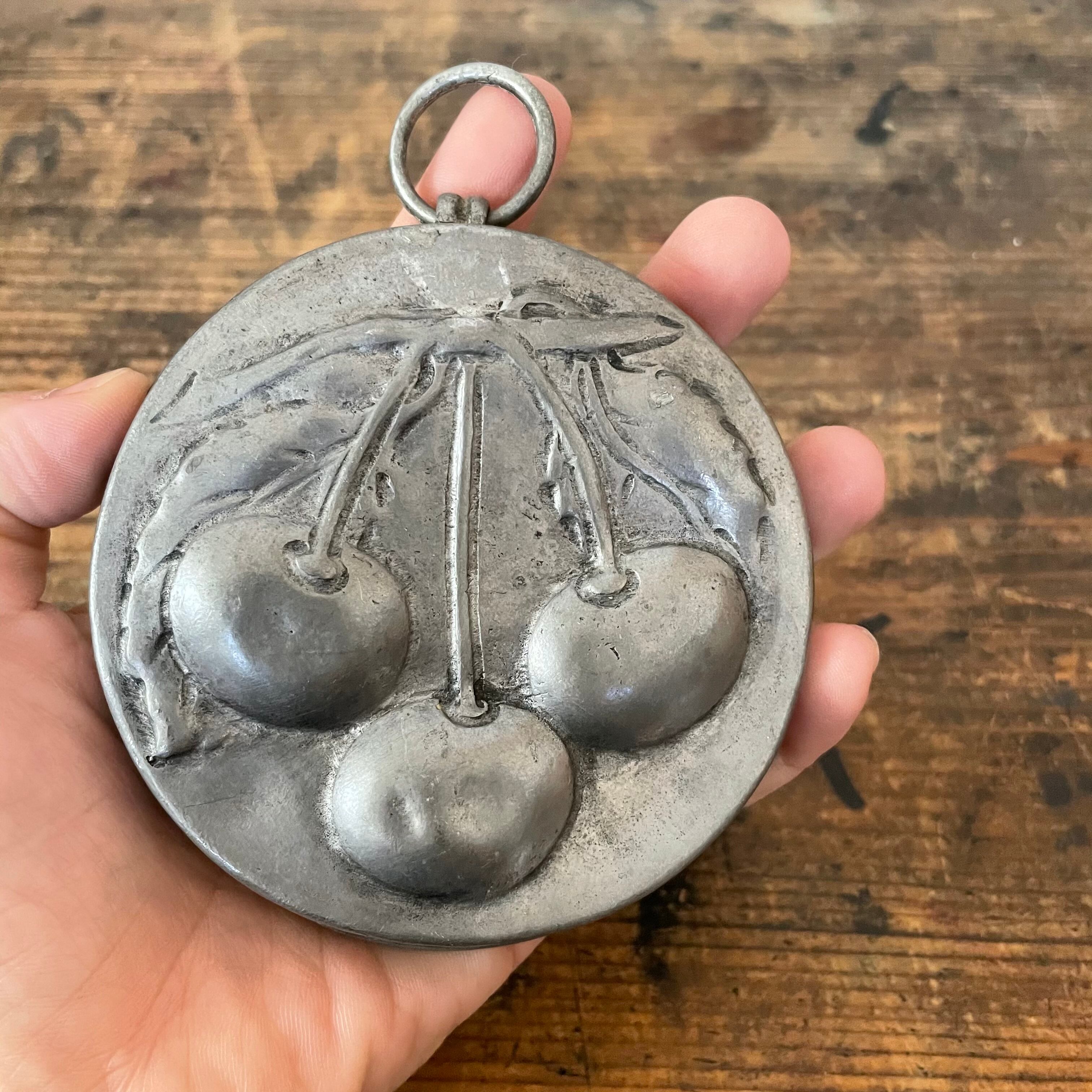 ピューターのさくらんぼな壁飾り