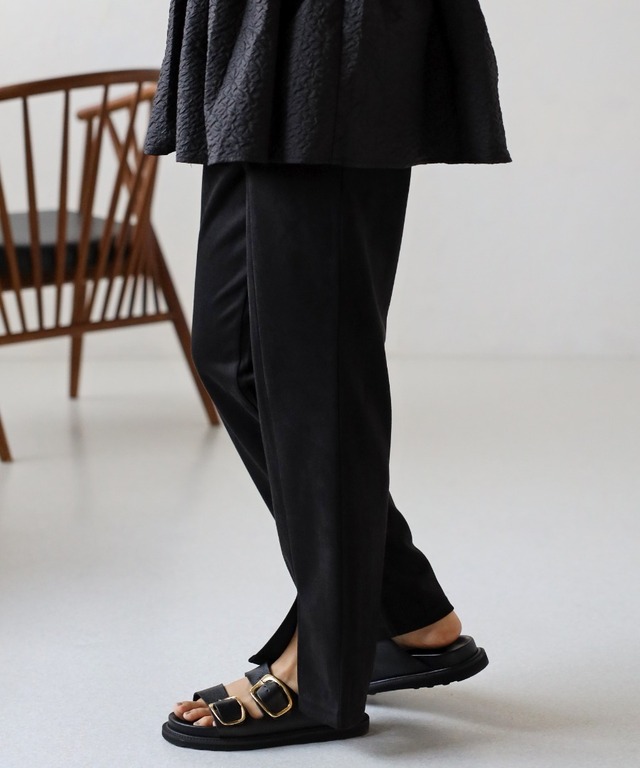 ポンチスエードセンタースリットパンツ