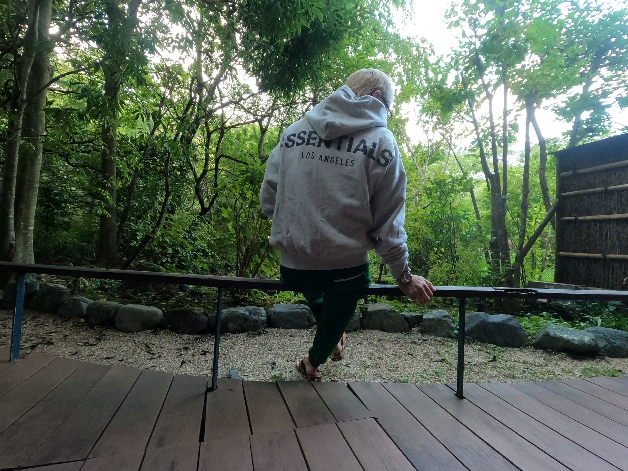 LA限定！FOG ESSENTIALS プルパーカー