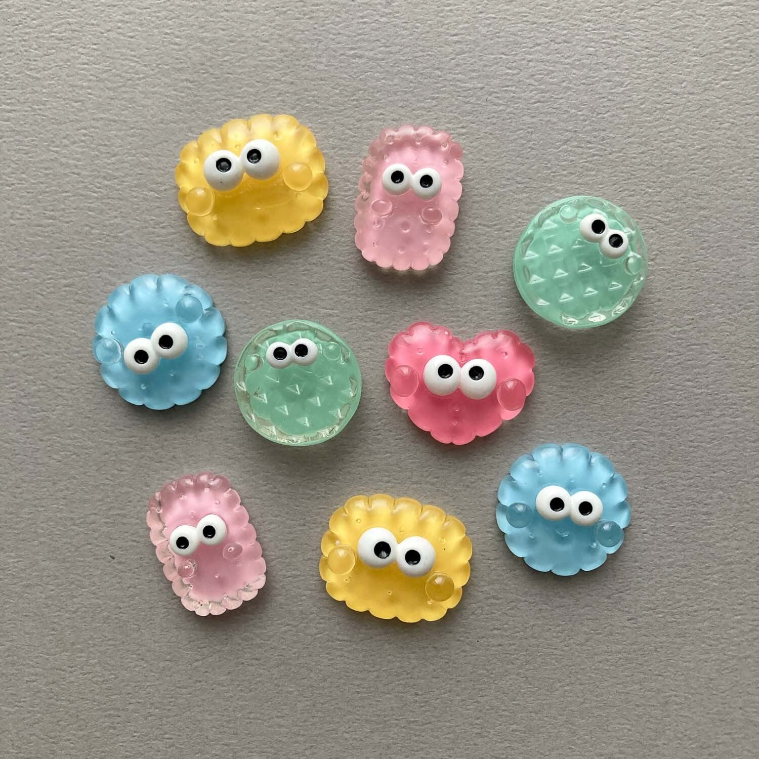 目玉付きクリアカラーのデコパーツたち