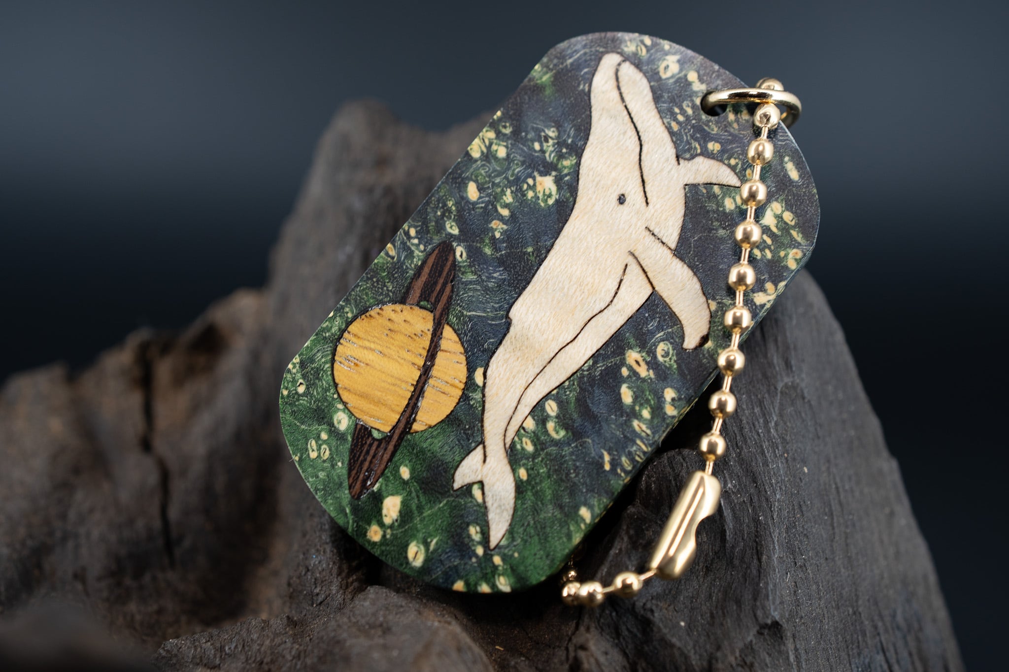 【カナダの象徴】ハードメープル 瘤杢 スタビライズウッド ドッグタグ 象嵌 勇魚と惑星