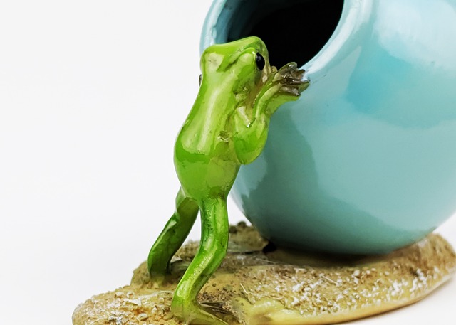 カエルオブジェ 小さな花瓶 丸いミニポットと蛙 | caeru