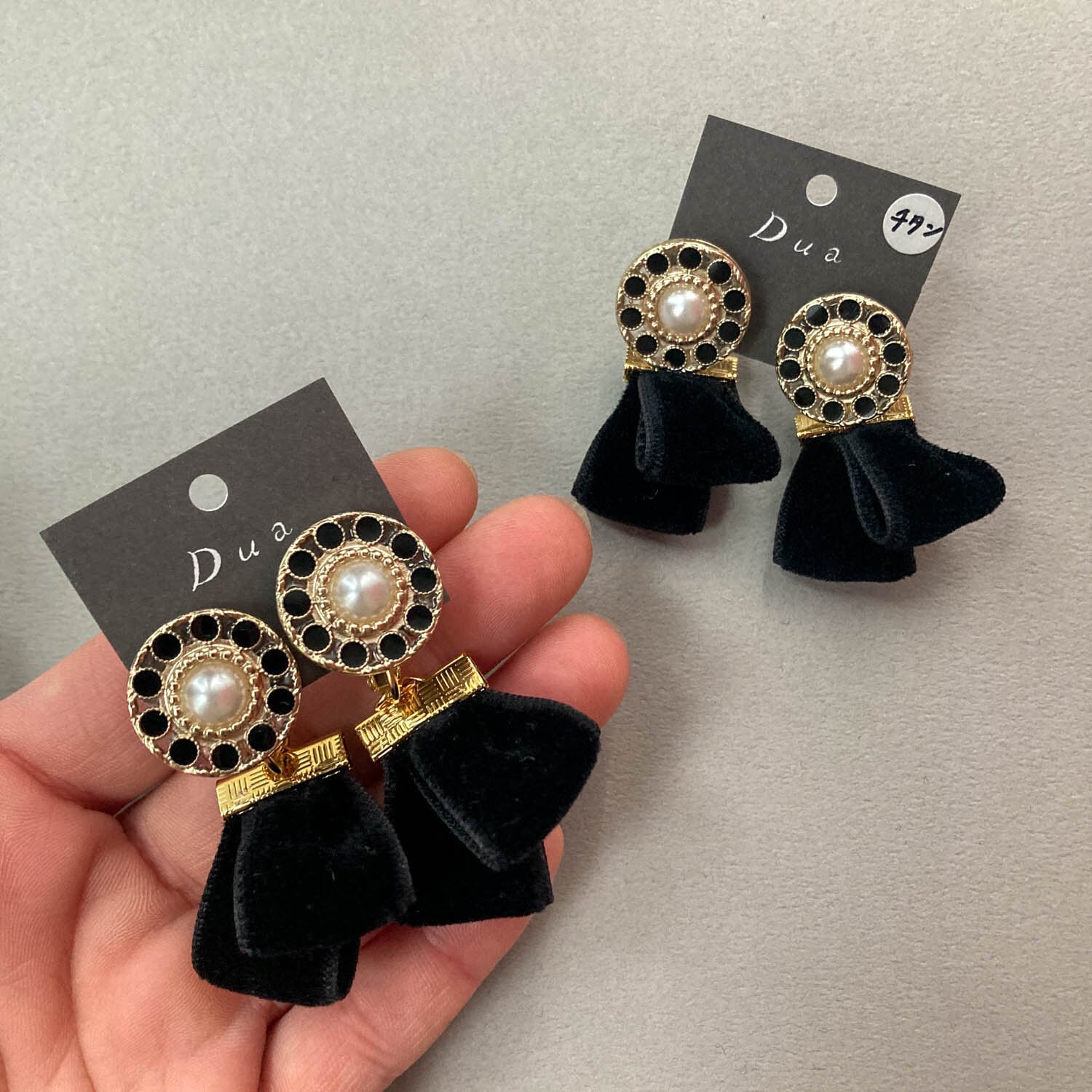 モノトーンボタンとベロアリボンタッセルの〈ピアス/イヤリング〉 | Pay ID