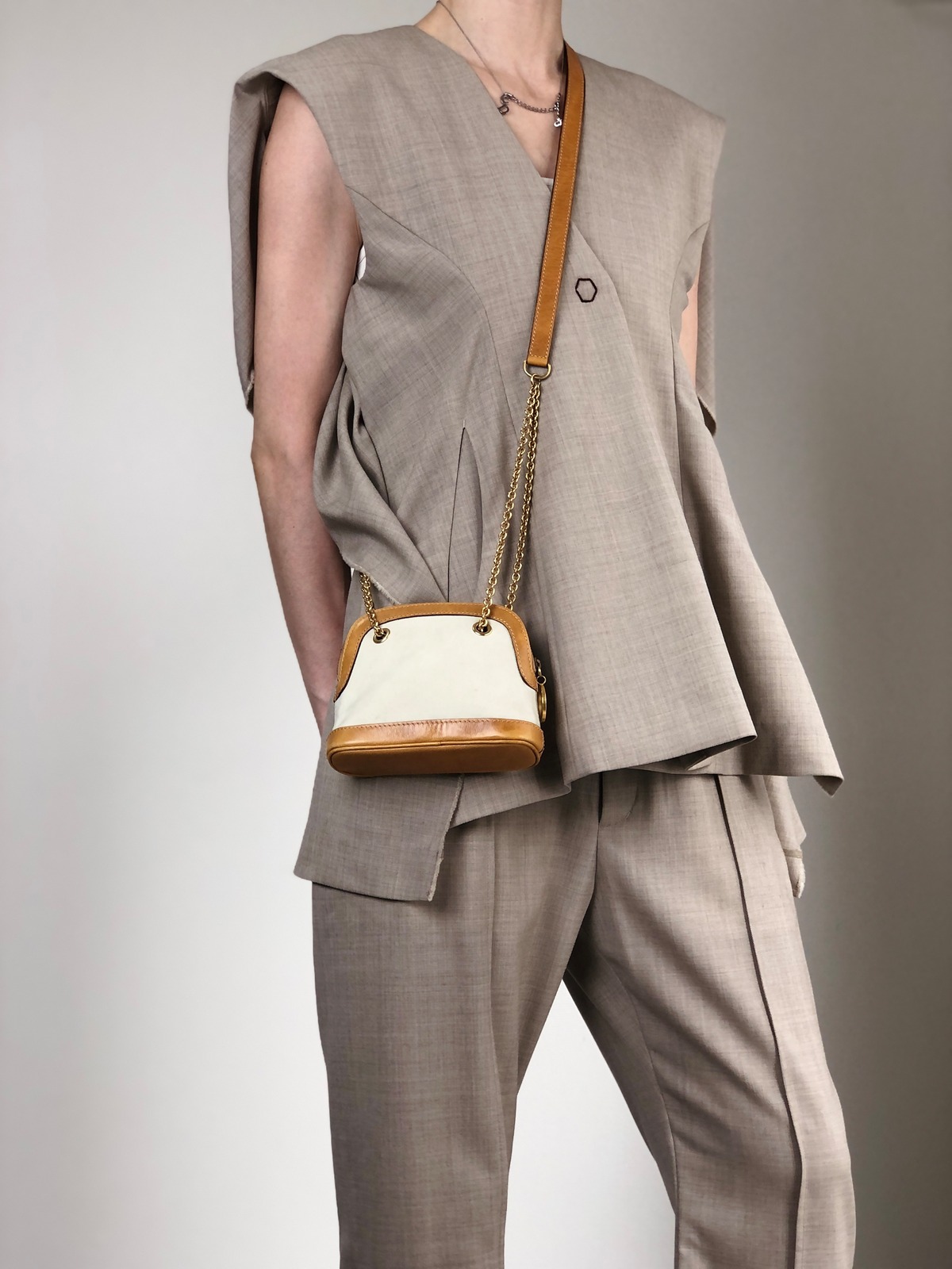 CELINE セリーヌ ショルダーバッグ ベージュ サークルロゴチャーム 