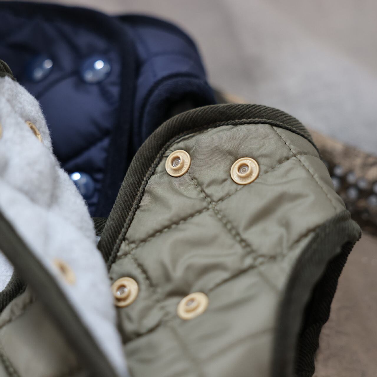 ダックスフンド柄　キルティングジャケット　カーキ ダックスフンド柄 キルティングジャケット カーキ ダックスフンド柄