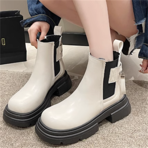 【送料無料】 靴 シューズ 2色 ブーティ レインブーツ ショート レディライク かわいい 大人可愛い 大人女子 きれい シンプル カジュアル 大人 おしゃれ お洒落 こなれ感 ラフ コンサバ 厚底 無地 秋 冬 レディース 女性用 20代 30代 40代 お出かけ 休日 お茶会 デート 女子会 お呼ばれ アウトドア ファッション 普段使い デーリーユース   プチプラ 定番 オルチャン トレンド 韓国 韓国系 インスタ映え 雪 雨 ホワイト ブラック 大人カラー モノトーン