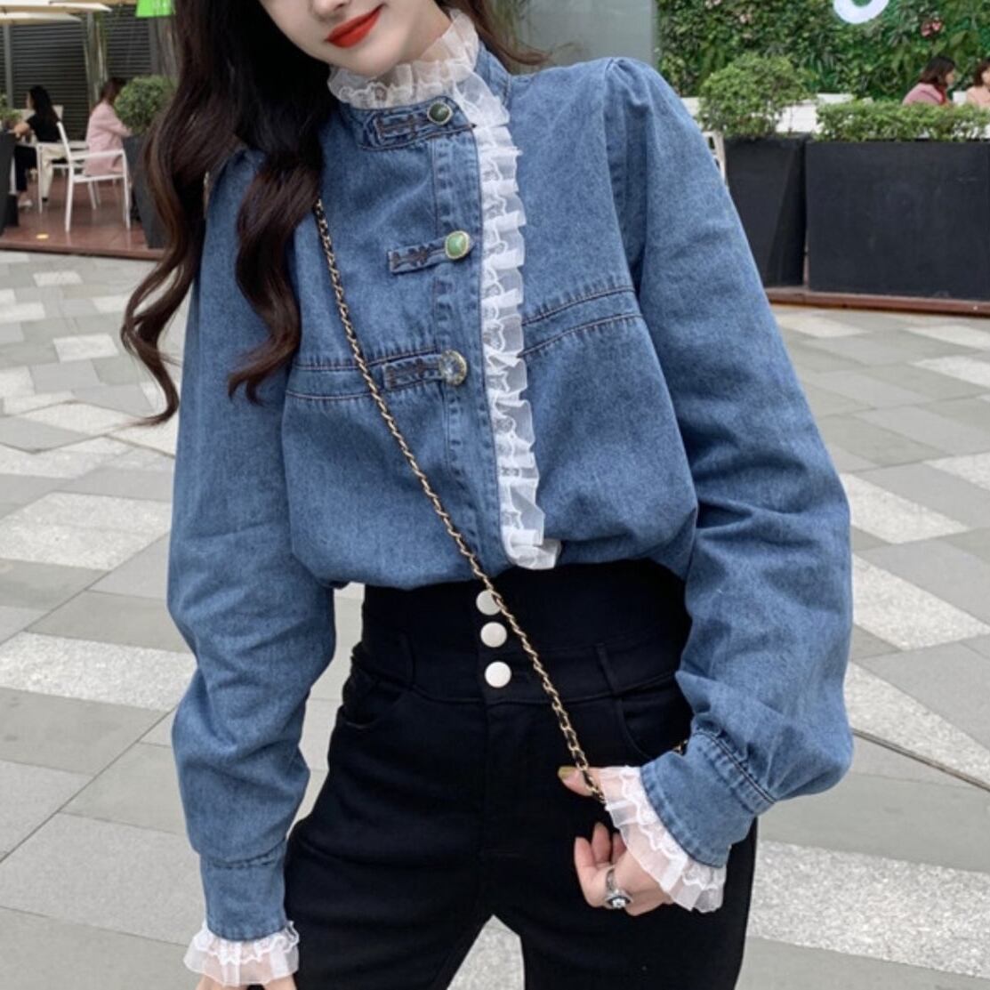 トップス レディース デニムシャツ ブラウス S M L XL ブルー 長袖 デニム チュニック 無地 チュールレース スタンドネック フリル パフスリーブ アシンメトリー ビジューボタン ヴィンテージライク シンプル カジュアル フェミニン キュート 大人可愛い おしゃれ 普段使い デート お出かけ 女子会 休日 旅行 通学 着まわし ファッション コーデ スタイル モテ 送料無料 こなれ感 ユニーク 韓国系 春 秋 冬 きれいめ 上品 シック 楽ちん 流行 トレンド かわいい お嬢様 マニッシュ