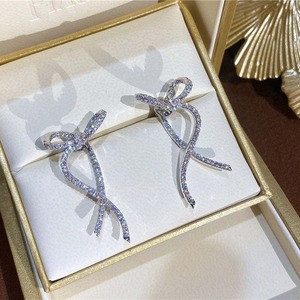 シルバーカラーのリボンピアス,韓国風