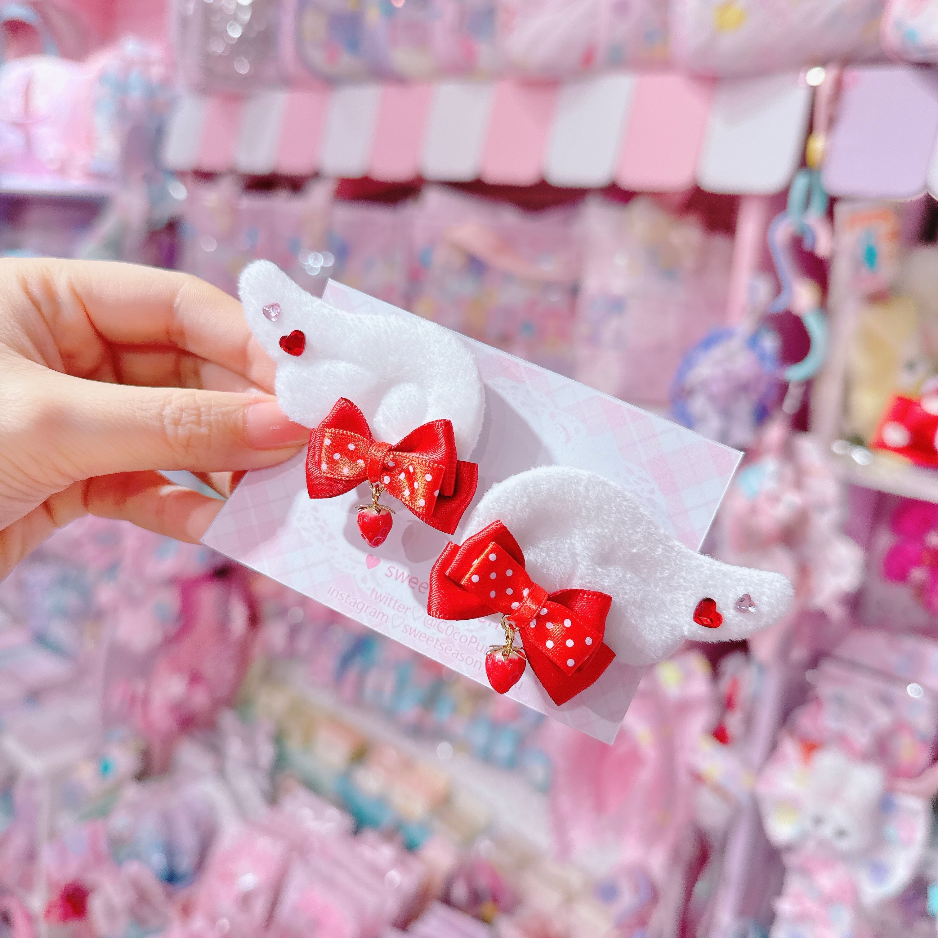 【C8】14-14いちご羽ツインヘアクリップ