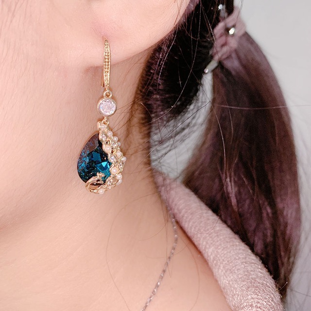 【即納】ピアス　フックピアス　孔雀モチーフ　小粒パール　クリスタル風ストーン　エメラルド　揺れる