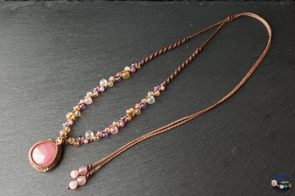 ロードクロサイト(インカローズ)のマクラメネックレス - 花模様