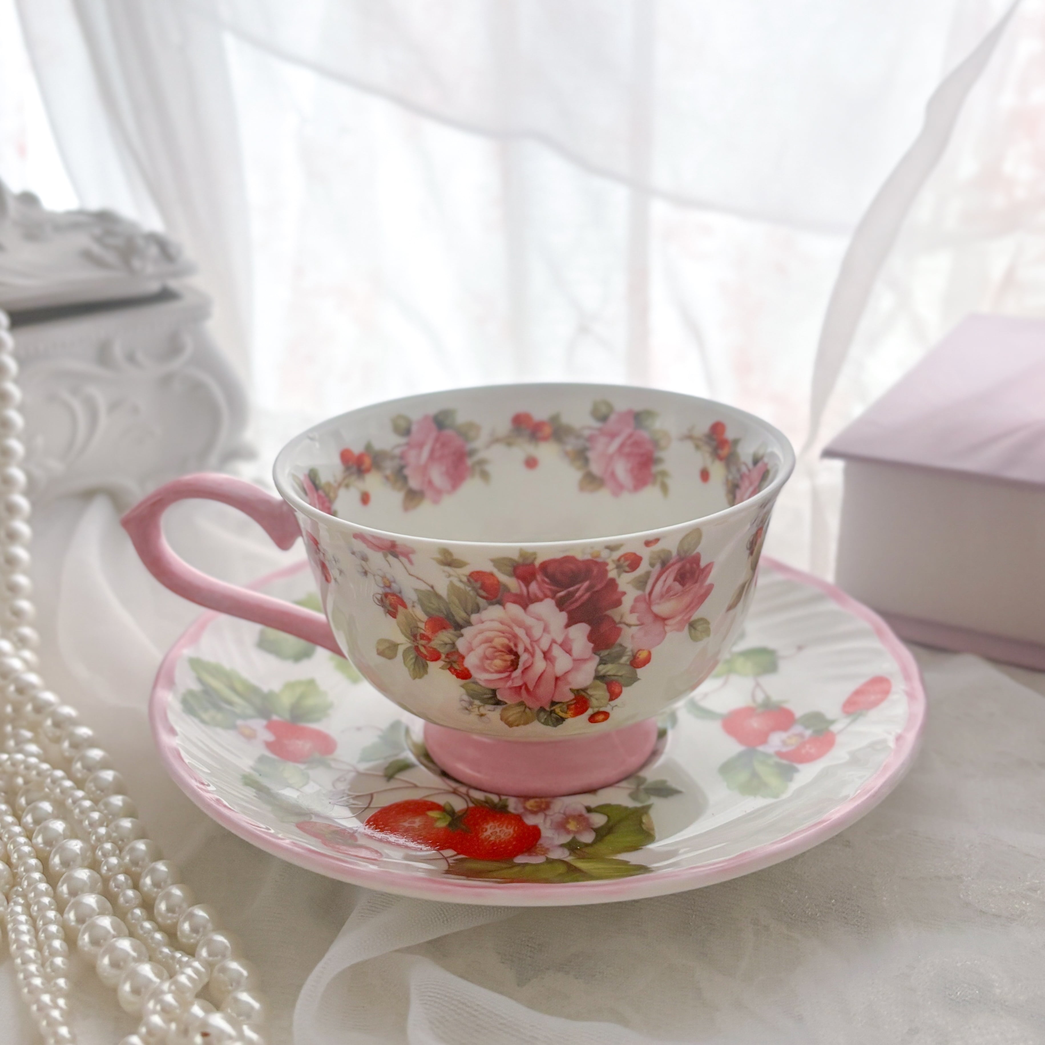 Strawberry Rose Teacup – 甘くときめく苺とバラのティータイム