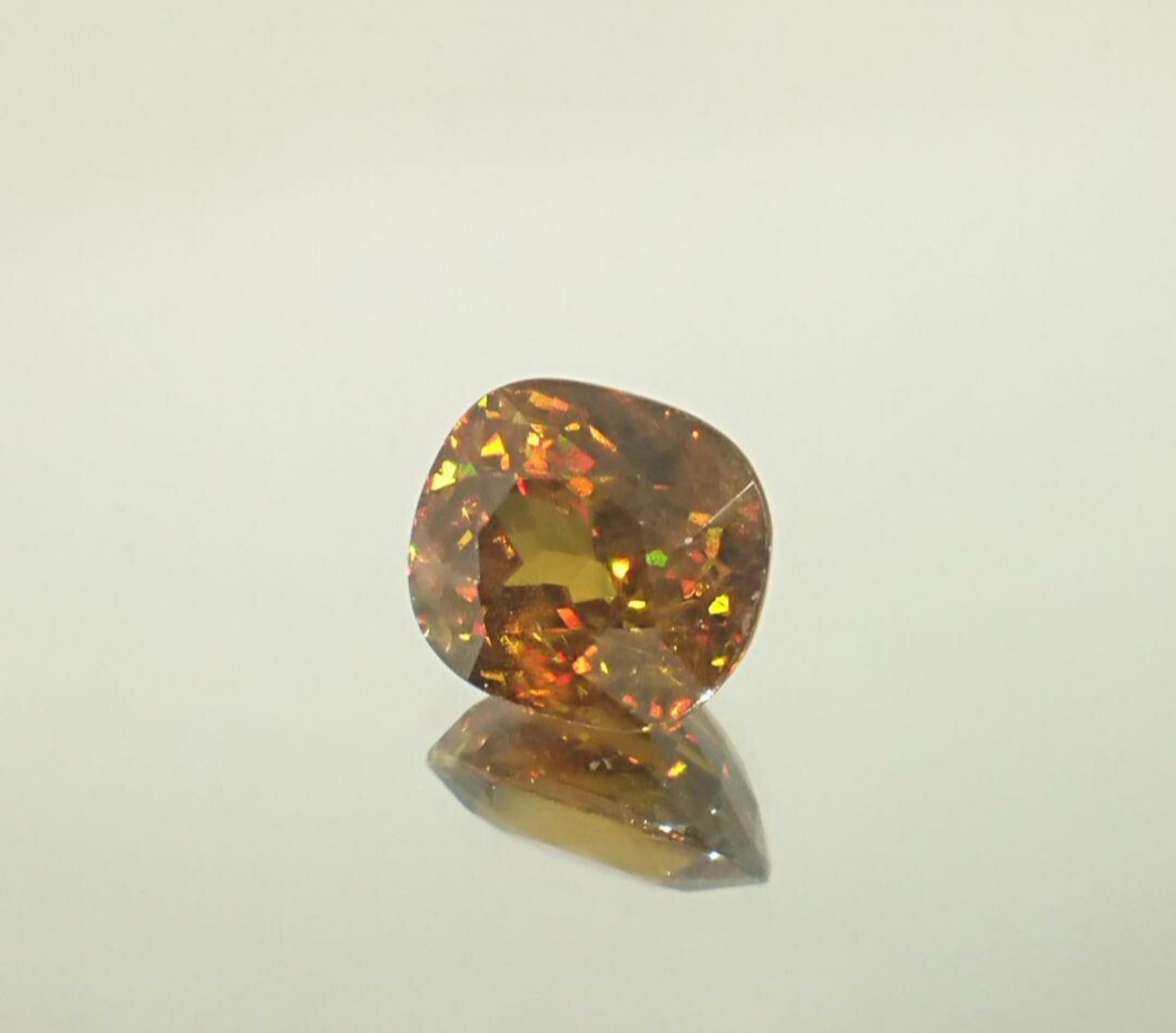スフェーン 2.4ct ルース768
