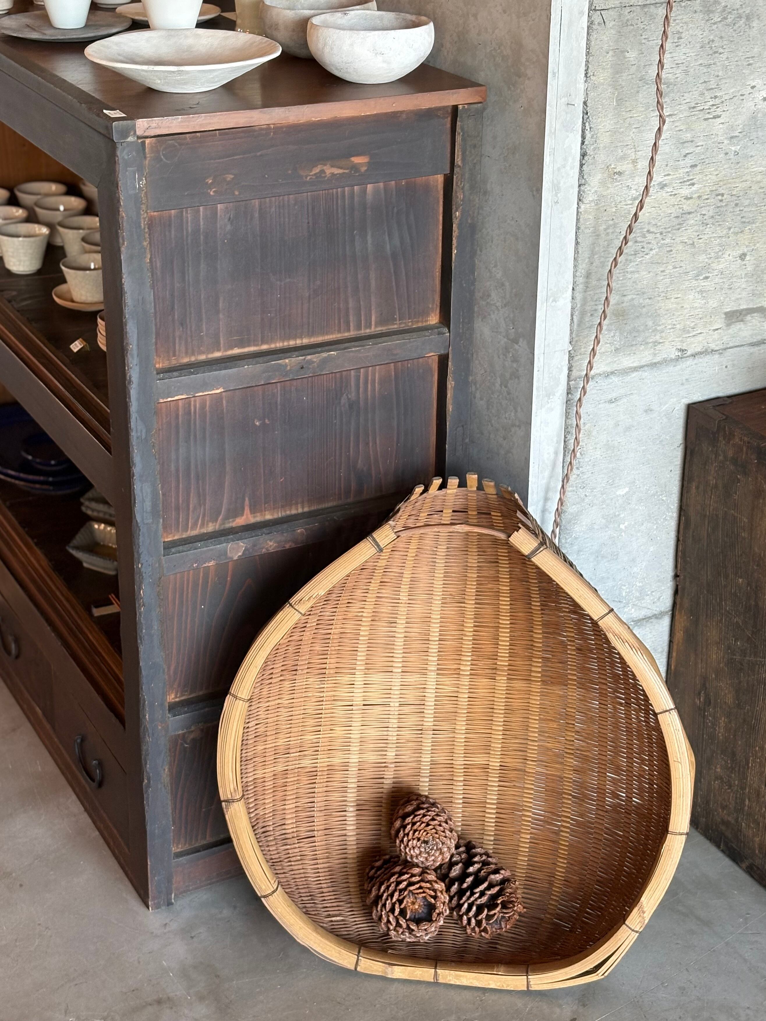 骨董品　片口ざる　④ 片口ざる、カズラ箕、馬蹄型の竹細工 - 竹虎四代目がゆく！