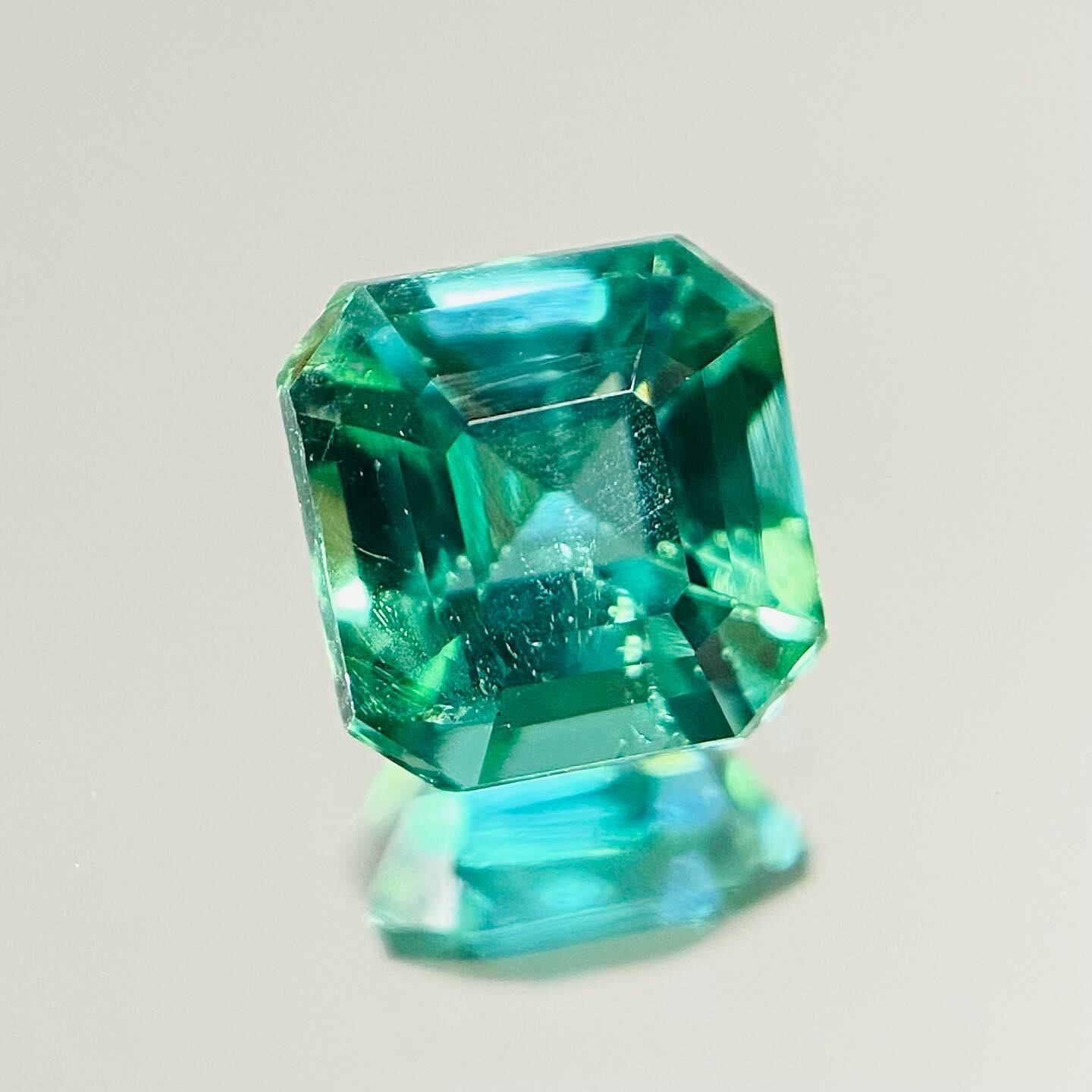 深くて不安定なエメラルドカラー トルマリン2