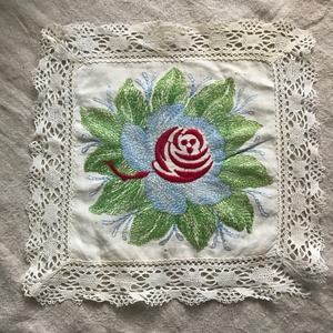 スウェーデンの花刺繍の布