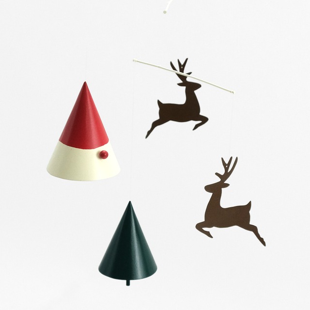 三角コーンのクリスマスモビール／クリスマス