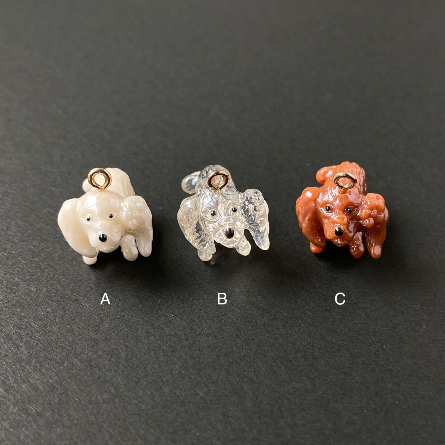 再入荷〉ねそべりプードルアクリルチャーム | Dua-アクセサリーパーツ