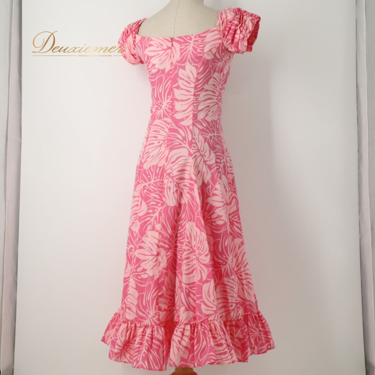 フラダンス 衣装 CC Fashions CCファッション ワンピース ドレス ピンク系 モンステラ柄 植物柄 ハワイアンプリント ハワイアン アロハ フラ ダンス レッスン 練習 ハワイアンダンス フリル フレアスカート ホワイト系 ハワイ製 華やか かわいい おしゃれ 上品 大人っぽい ダンス衣装
