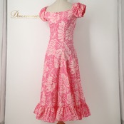 フラダンス 衣装 CC Fashions CCファッション ワンピース ドレス ピンク系 モンステラ柄 植物柄 ハワイアンプリント ハワイアン アロハ フラ ダンス レッスン 練習 ハワイアンダンス フリル フレアスカート ホワイト系 ハワイ製 華やか かわいい おしゃれ 上品 大人っぽい ダンス衣装