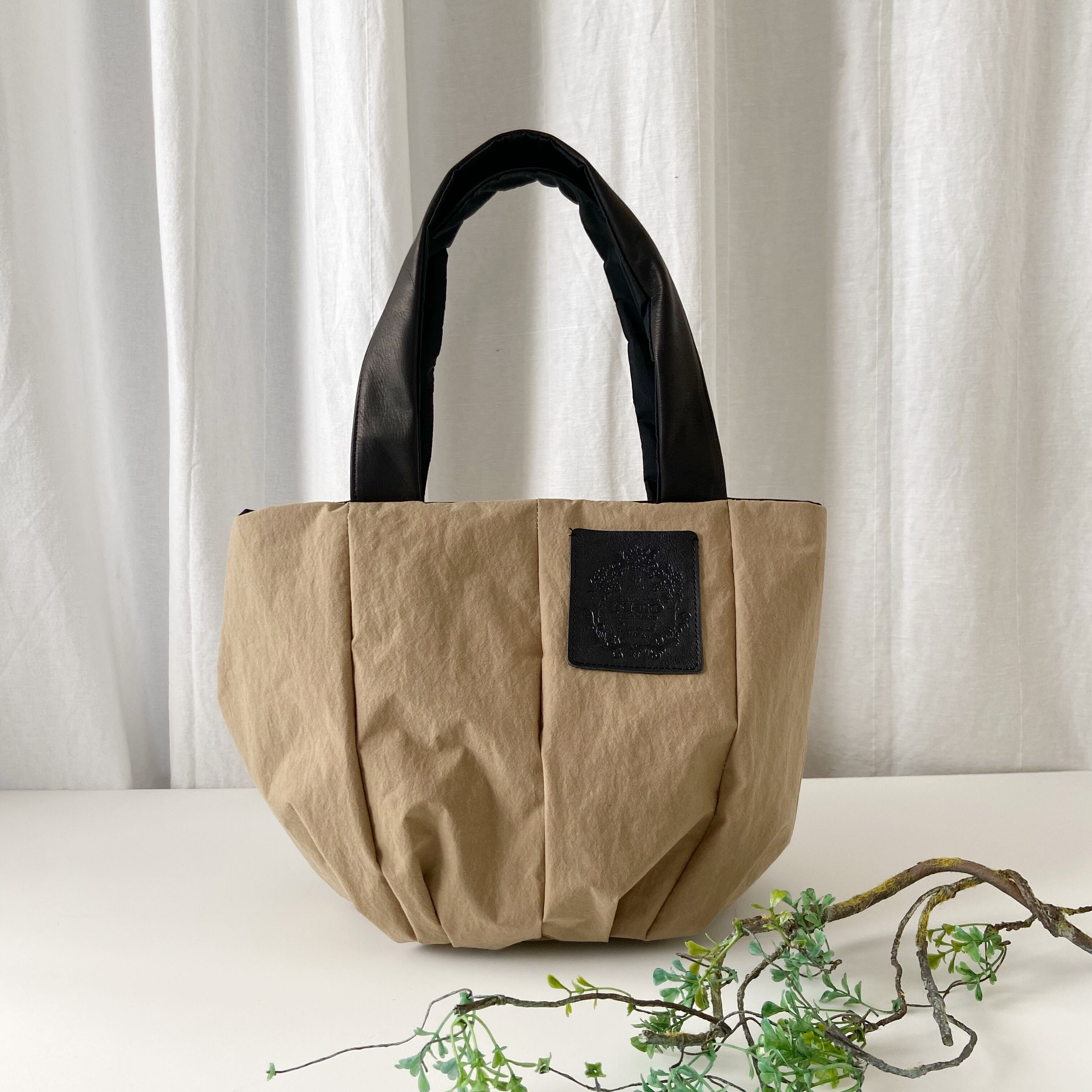 ふわふわナイロン＊撥水素材＊トートバッグ＊A4サイズ収納＊軽量