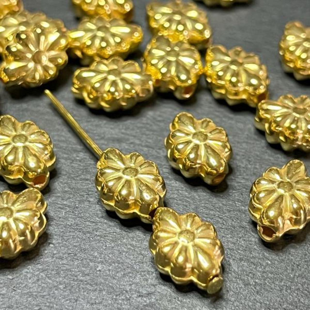 【8個】メタル風ゴールドフラットフラワーアクリルビーズ/スペーサ ー/CCB/花