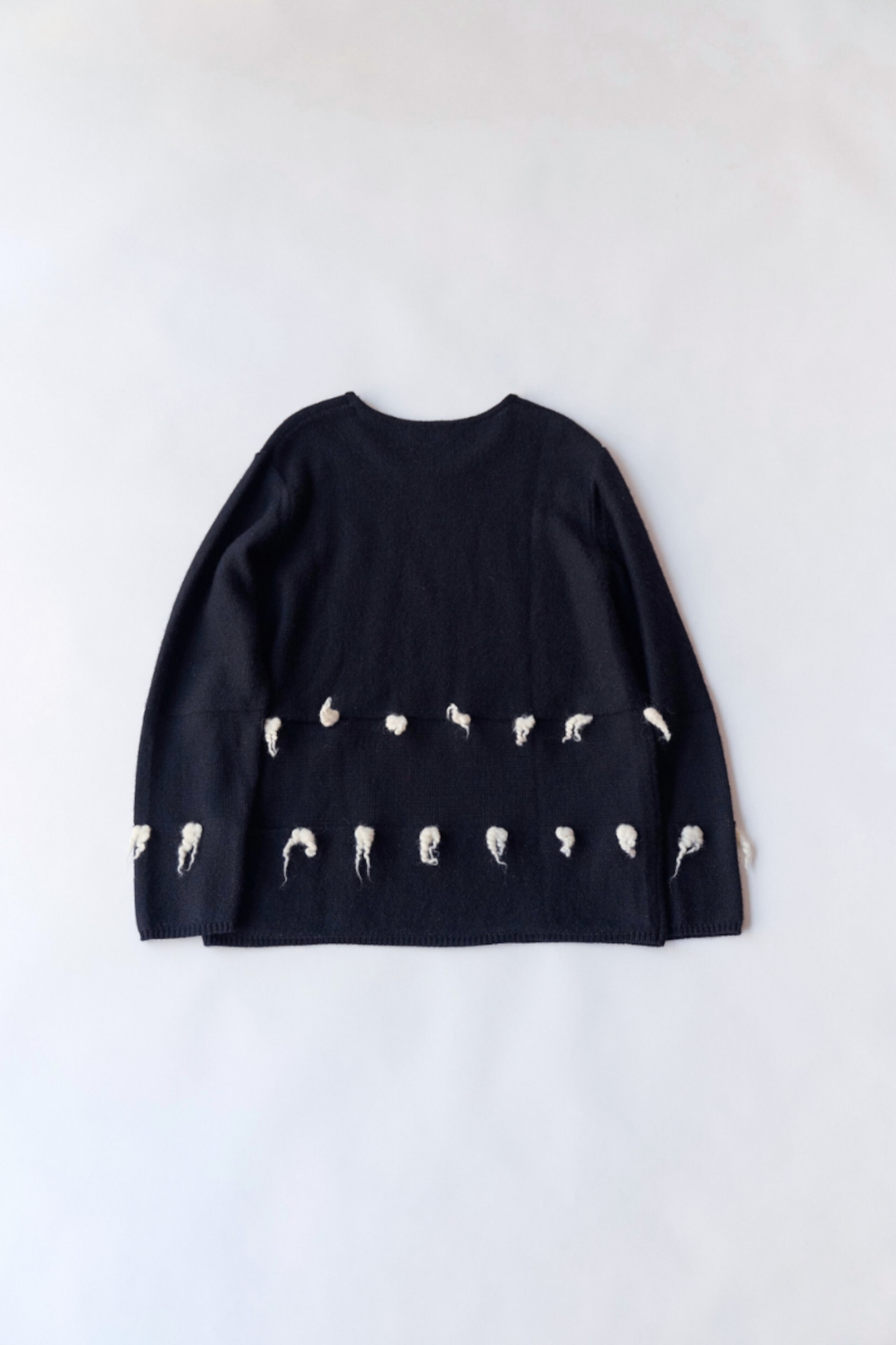 Chorogi motif black sweater