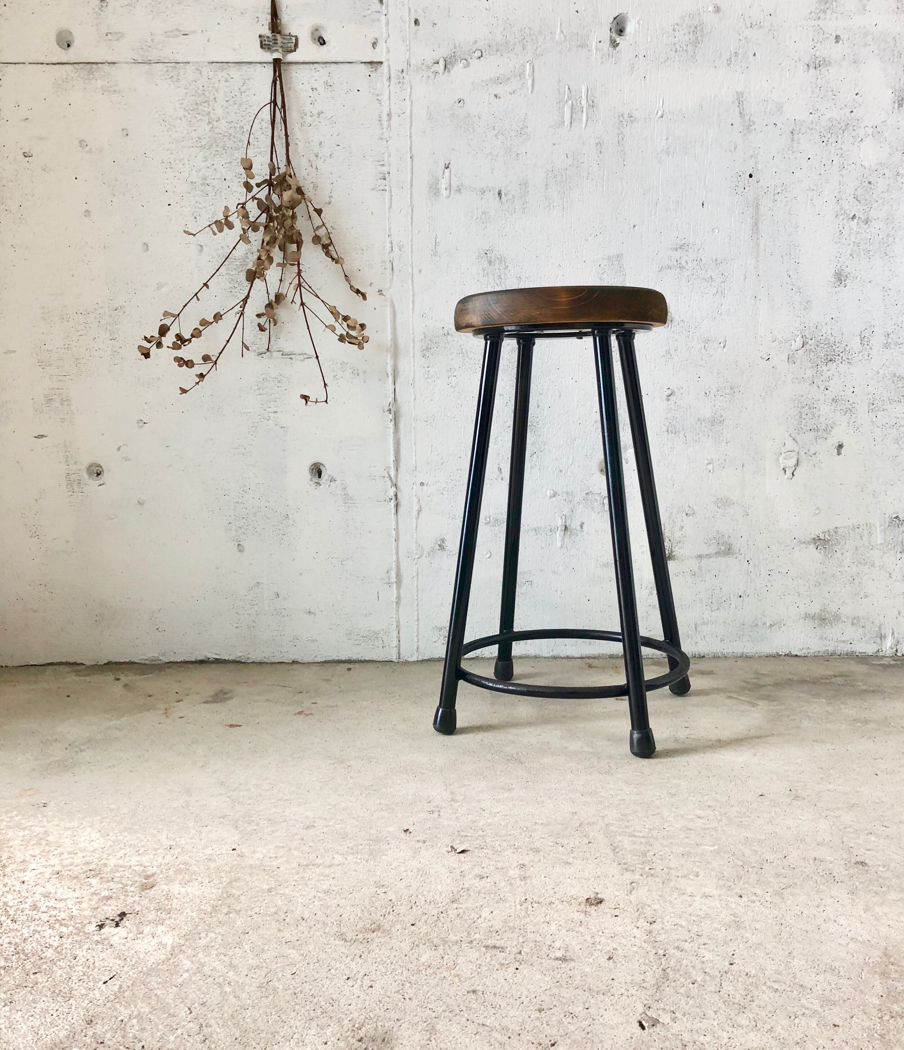 すらっとした鉄脚スツール