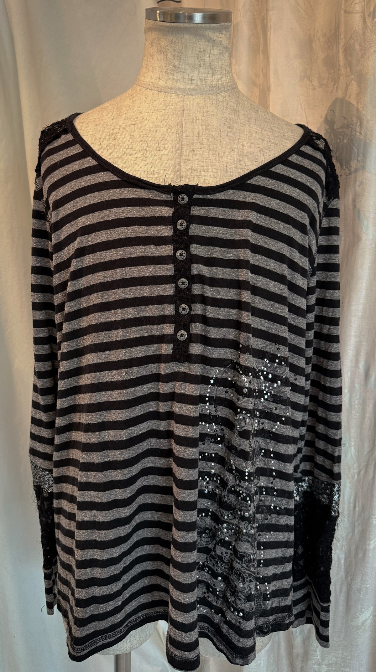 Embroidered Stripe Spangles Sleeve Long Tee | Queens