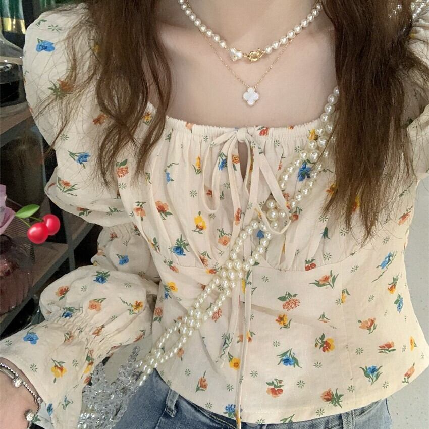 トップス レディース 送料無料 シャツ ブラウス ショート ショート丈 長袖 スクエアネック かわいい 大人可愛い きれいめ カジュアル 上品 エレガント 清楚 フェミニン おしゃれ お洒落 お嬢様 おとな ナチュラル こなれ感 ラブリー キュート ガーリー ロマンチック 抜け感 主役級 存在感 花柄 フラワー 学生 通学 デート お出かけ 女子会 休日 カフェ巡り お買い物 S M L 春 秋 10代 20代 30代 韓国 韓国系 着回し 普段使い ファッション コーデ インスタ映え