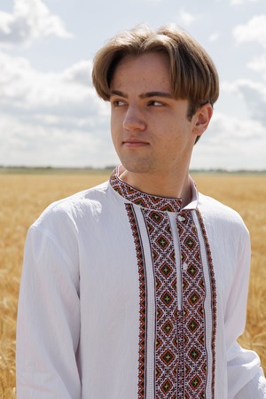 ウクライナ刺繍ヴィシヴァンカ（白）クロスステッチ手刺繍　Mサイズ　メンズ