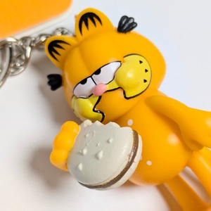 【 Garfield ( ガーフィールド ) 】 3D PVCキーホルダー 『 ムシャムシャ♡ 』 〚アメリカン雑貨 アメトイ〛