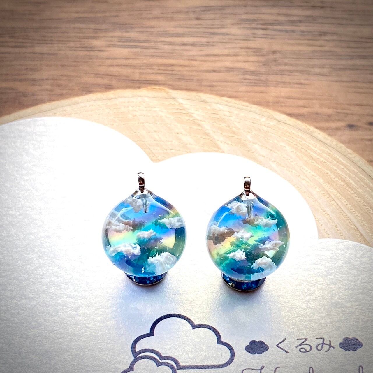 レジンピアス イヤリング 青空にかかる虹 2割カット球体 12mm b