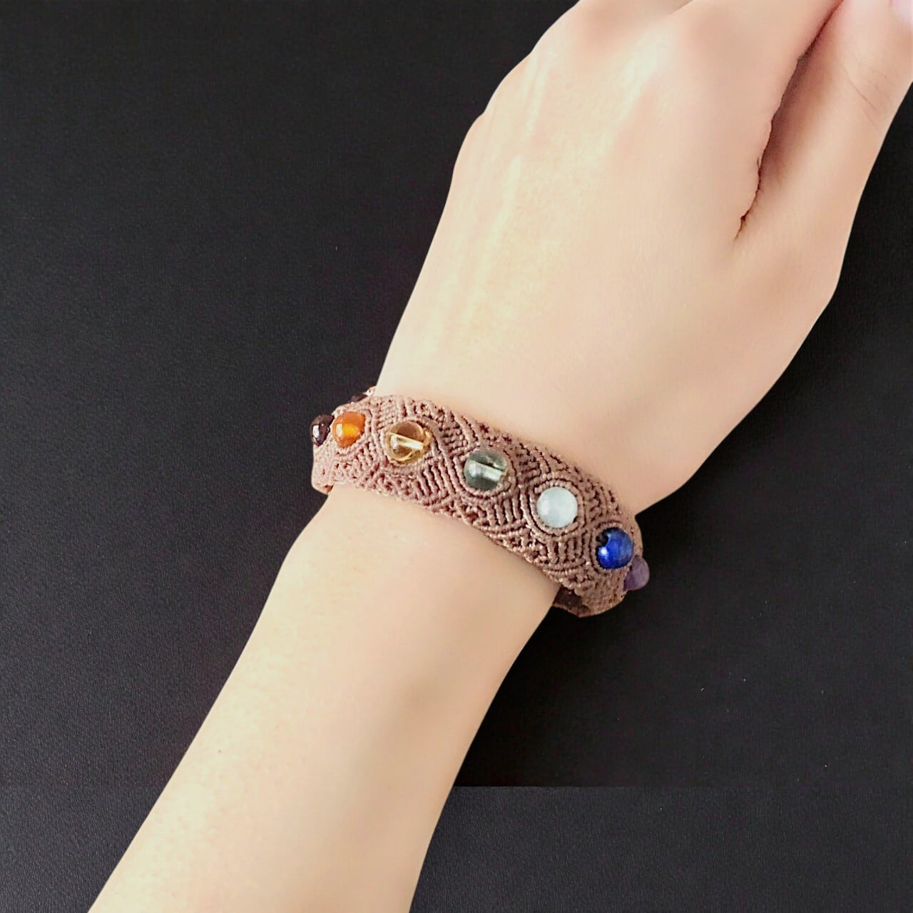 七色の天然石を手元に｜マクラメ編みブレスレット｜サイズ調整可・一点