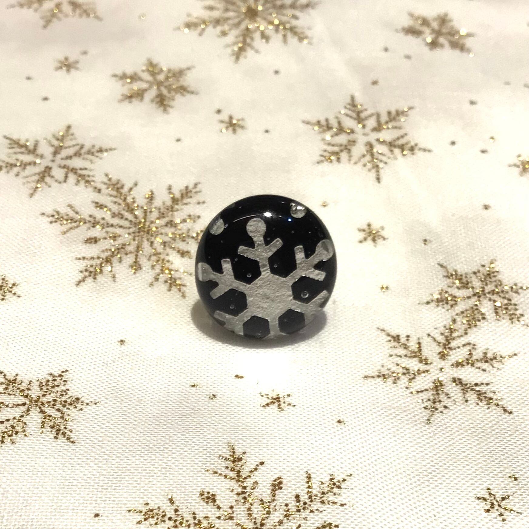 冬のおくりもの ピンブローチ | 小樽ガラスアクセサリー 硝屋(SHOYA)