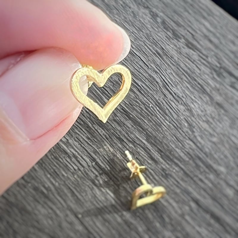 Gold Coating マットな ハート くりぬき スタッドピアス | 【公式通販