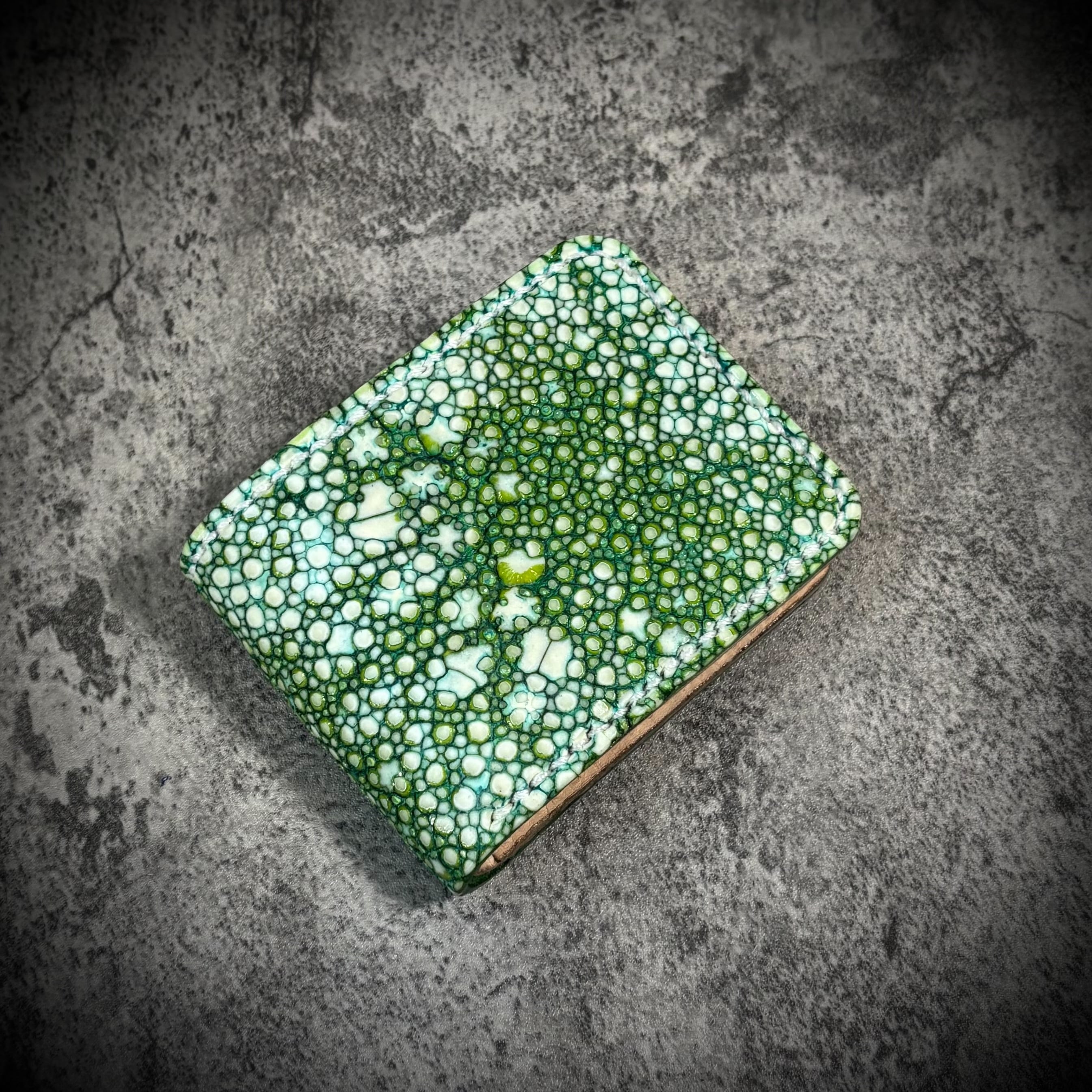 【使用頻度小】スタースティングレイ 梅花皮 ケース ガルーシャ スタースティングレイ 二つ折り 財布 総手縫い 梅花皮 折財布
