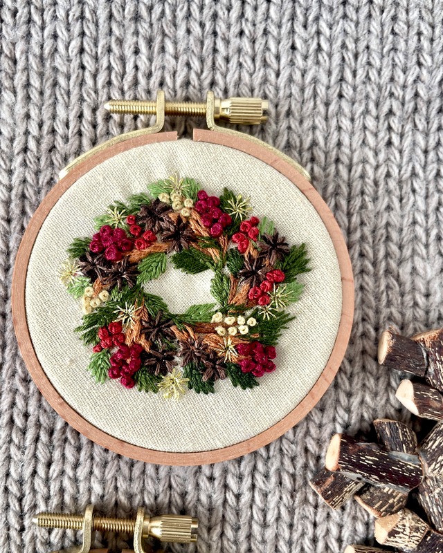 刺繍クリスマスリース　刺繍枠付き　(赤・茶・金)